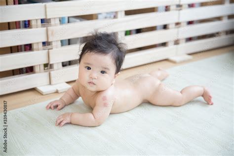 裸の赤ちゃん Stock 写真 Adobe Stock