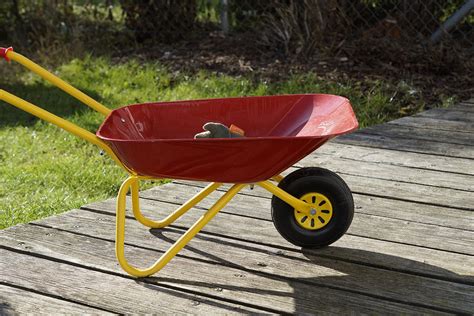Tips On Maintaining Your Gardening Wheelbarrow Every Day Home And Garden