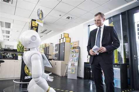 Erster Humanoider Roboter Im Landesdienst Landeshauptmann Thomas Stelzer