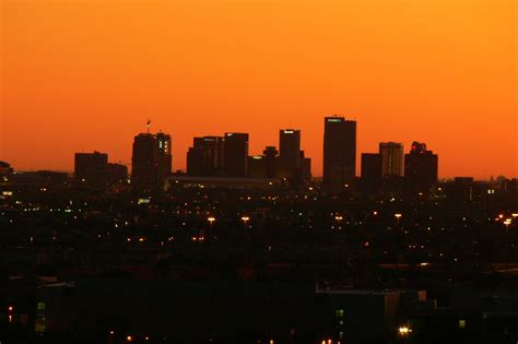 Getting that gorgeous sunny shot right before the sun falls behind the mountain! Scottsdale Daily Photo: Photo: Phoenix Skyline at Sunset