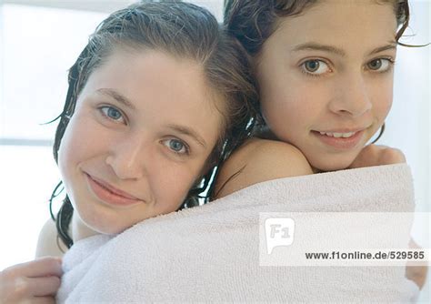 Zwei Mädchen teilen sich ein Handtuch