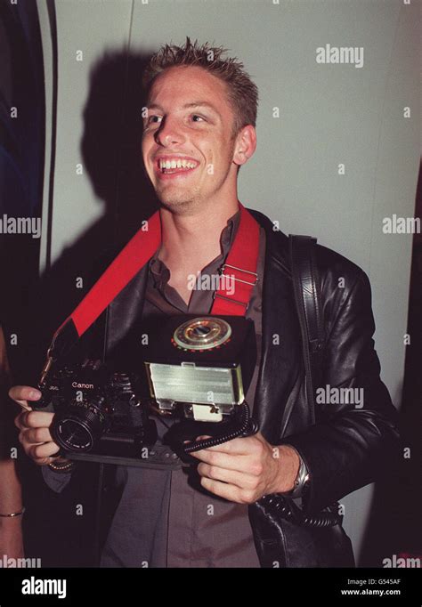 Jenson Button pilote de Formule tient une caméra lors d une fête après la première du film