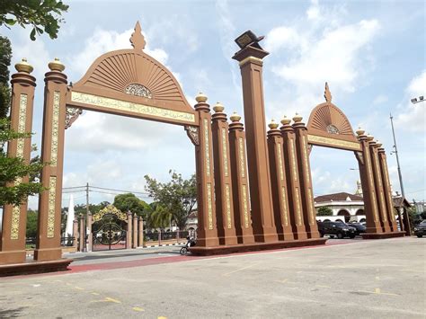 At a first glance it will seem a typical malaysian city, but this is the perfect place to experience the malay culture. PINTU GERBANG KOTA SULTAN ISMAIL PETRA, KOTA BHARU KELANTA ...