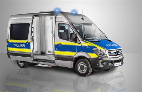 Ein gefangenentransporter mit ausbruchfunktion, ein aufgemotzter abschleppwagen und dukes cooles schwarzes motorrad garantieren riesigen actionspaß. Polizei Gefangenentransporter - Binz