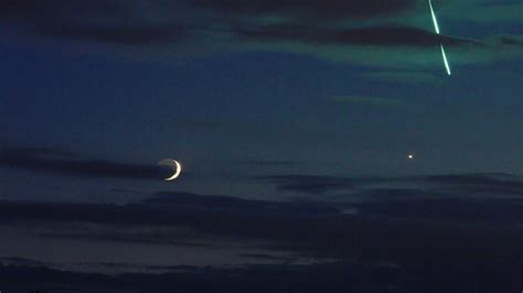 Il Photographie La Lune Vénus Et Une Météorite Sur Une Même Image