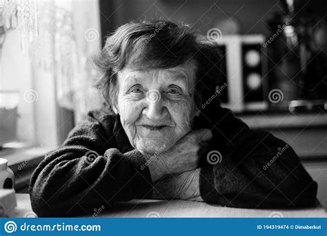 Retrato En Blanco Y Negro De Una Anciana Feliz Foto De Archivo