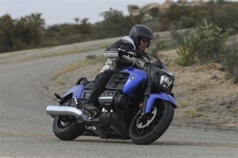 Groupe d'amis autour de la valkyrie. Honda valkyrie club australia