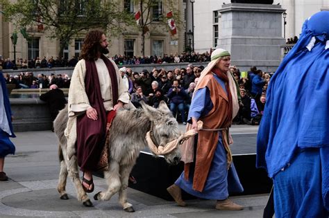 Pictures Crucifixion Of Jesus Recreated In Annual Central London