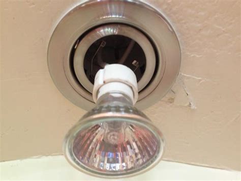 You need to be aware of two things before removing a ceiling electrical box and installing recessed lighting. Replace Gu10 Bulb - Gnubies.org
