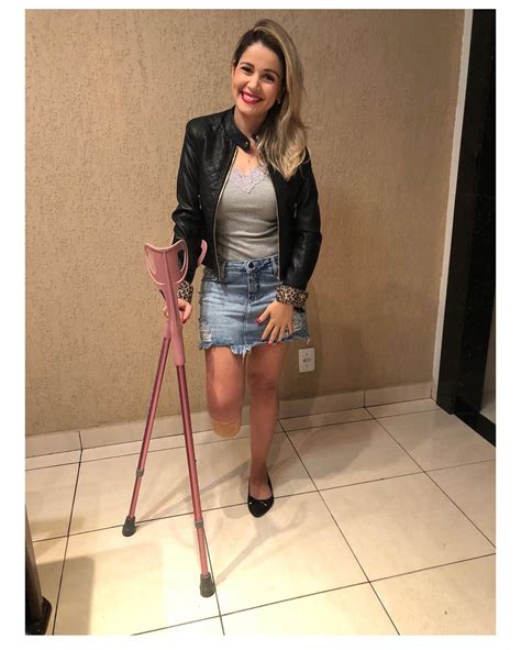 Девушки на костылях Amputee Woman On Crutches