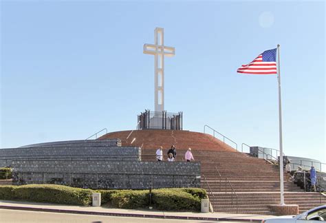 Mount Soledad In La Jolla Visitors Guide Veterans Memorial And History