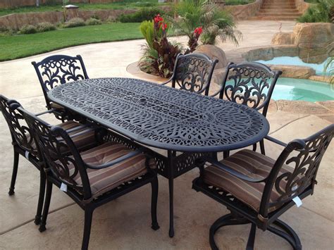 Anyone who chooses wrought iron tables for their outdoor space is aware of opting for an elegant, classy and highly functional and practical piece of furniture. Modern Outdoor Ideas Iron Garden Table And Chairs ...