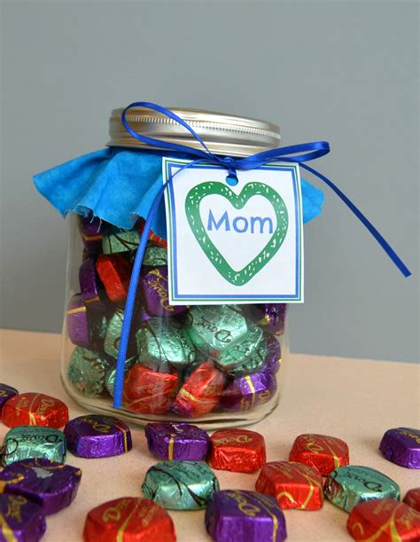 Check out these easy and adorable homemade gifts like cards, soaps, candles, flowers, and more. Mother's Day Gift Idea: with free printable tag - Simple ...