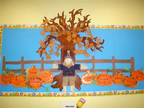 Fall Bulletin Board Idea....Oh how I miss creating my boards & the