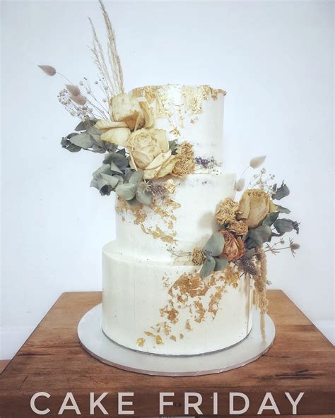 Handy Wedding Cakes In 2020 Wedding Cake Gold Leaf Wedding Cakes Leaves Buttercream Wedding Cake