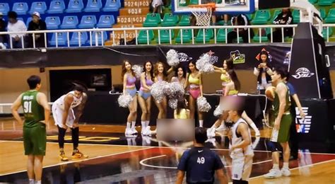 Taiwan Cheerleaders Drop Into Splits To Distract Player