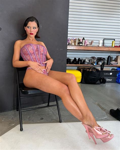 Lana Rhoades Modeló Para Una Campaña Fotográfica Con Un Body ‘cut Out En Rosa Y Se Llevó Todas