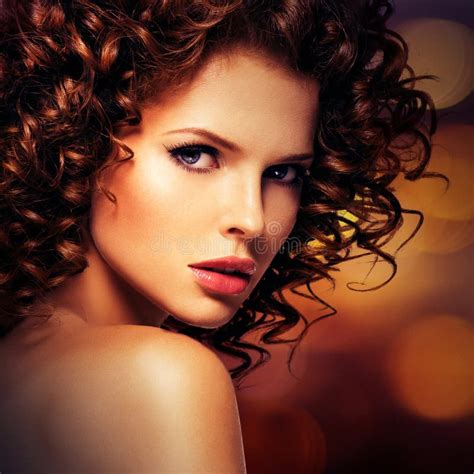 Belle Femme Sexy Avec Les Cheveux Bouclés De Brune Photo Stock Image Du Attrayant Adulte