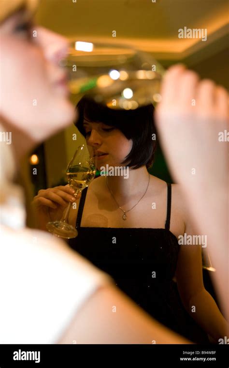 Frauen Trinken Sekt Eine Der Hotelbar Stockfotografie Alamy