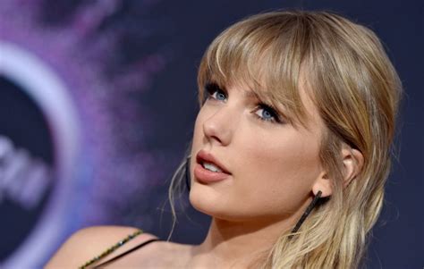Taylor Swift Sends 40 Signed Copies Of ‘folklore To Edinburgh Record