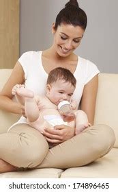 Madre feliz sosteniendo un bebé desnudo Foto de stock Shutterstock