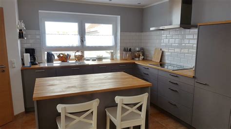 Arbeitsplatte aus fliesen bild 10 living at home. Graue Küche mit Echtholz-Arbeitsplatte| Küchenplanung ...