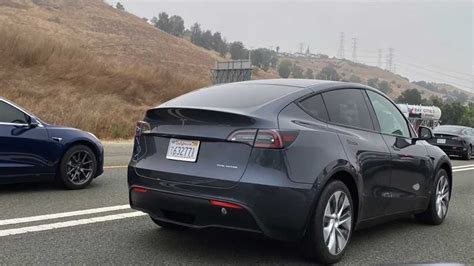Tesla unveiled it in march 2019, started production at its fremont plant in january 2020 and started deliveries on. Tesla Model Y - Il se fait surprendre à de nombreuses ...