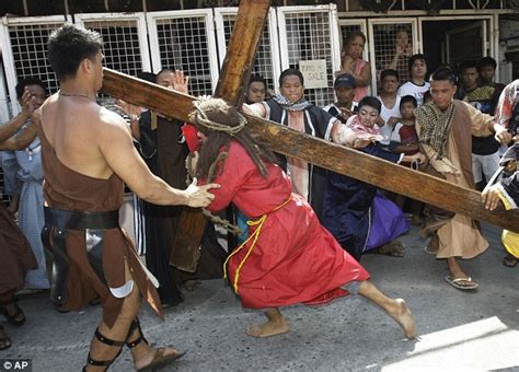 Filipinos Nailed To Crosses And Whipped In Good Friday Ritual Daily