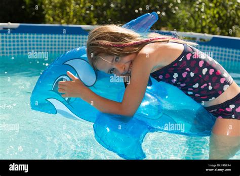 Happy Girl In Swimming Pool Avec Dauphin Gonflable Photo Stock Alamy