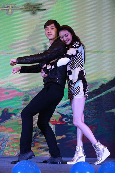 Zheng shuang (born zheng yihan; 《相爱穿梭千年》郑爽祝福张翰新恋情 与井柏然秀甜蜜 _凤凰娱乐