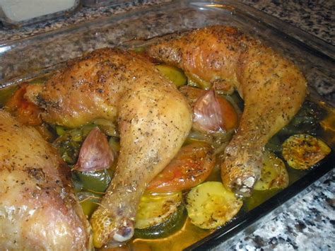 Llevamos el pollo al horno a 200º c y dejamos que empiece a cocinarse, cada diez minutos giramos los muslos de pollo para que se hagan por igual. Pollo Asado con Verduras