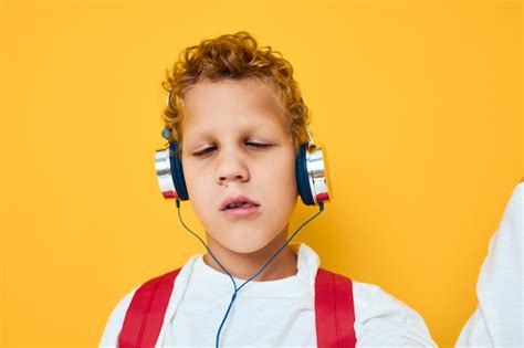 Niño Con Cabello Rizado Usando Audífonos Para Escuchar Música Foto