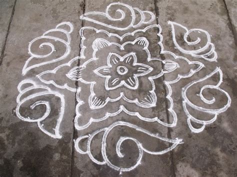 Making rangoli on pongal is one of the important ritual of the festival, many people worship the sun god, lord surya by offering prayers on this day. Rangoli designs/Kolam: 15-8 pulli kolam - interlaced dots ...