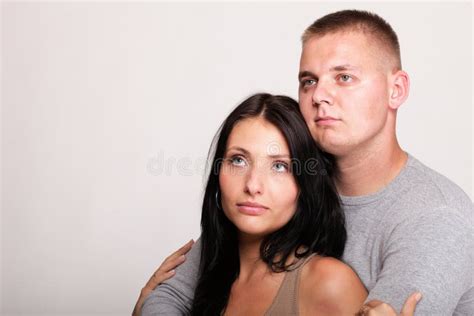 Dos Hombres Y La Mujer Se Colocan Cerca De La Pared Gris Foto De