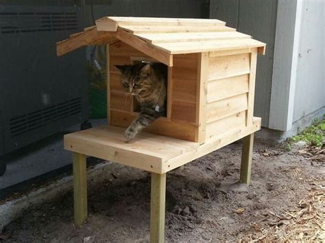 If your neighborhood has cats living outside and if your living situation allows, here are some inexpensive, diy shelters you can make to give them a warm, dry place to sleep. Pin by Nasrul Nawawi on Wood Projects | Outdoor cat house ...