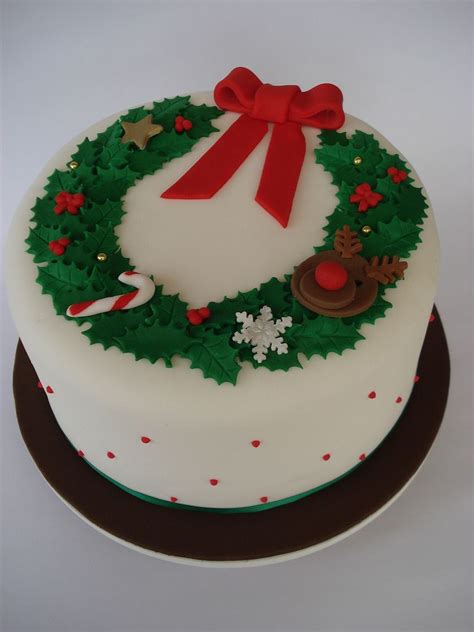 As well as travel ideas, food finds, and more! Christmas Garland cake in 2020 | Christmas cake designs ...