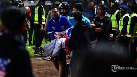 Korban Kerusuhan Suporter Sepak Bola Indonesia Di Stadion Kanjuruhan Malang Bertambah