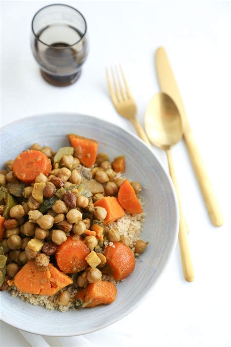 1 kg de couscous, 1 kg de viande de mouton épaule de préférence, 1 oignon, 1 céleri branche, 1 tomate. Couscous de légumes - El gato de Alma en 2020 | Legumes ...