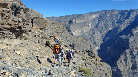 Official web sites of oman, links and information on oman's art the high plateau's amazing landscape features a labyrinth of wadis (valleys) and is part of oman's coastal. Der Oman ist rau und exotisch und für Wanderer ein ...