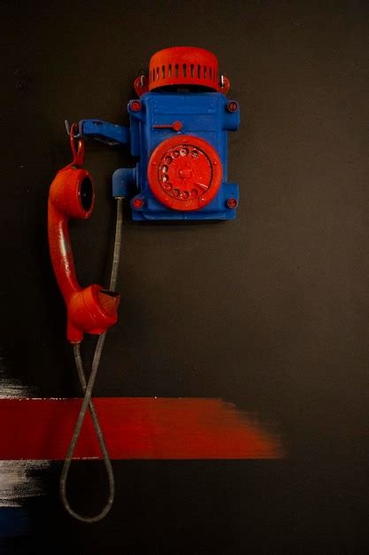 Teléfono Público Retro En Color Rojo Y Azul Foto Premium