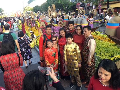 Tại sao cần chuẩn bị bài văn khấn mùng. đường hoa Nguyễn Huệ đông nghẹt sáng mùng 2 tết | Tin tức ...