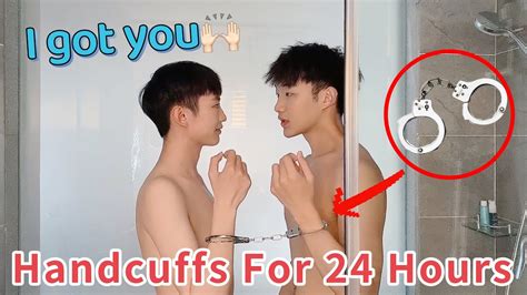 Shower Together？😳 Handcuffs Challenge For 24 Hours 两个男孩子一起洗澡😳？！把手铐在一起生活24小时挑战！ Youtube