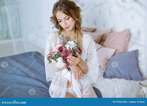 Красивая сексуальная дама в элегантной белой робе Стоковое Фото изображение насчитывающей
