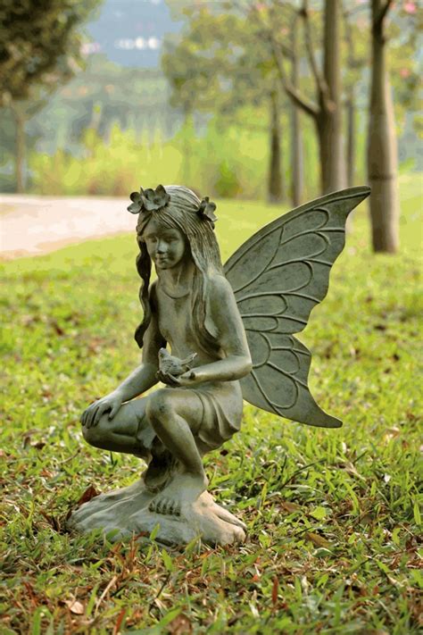 Ein schöner garten mit frostfesten. Gartenfiguren -Sorgen Sie für eine ästhetische Erscheinung ...