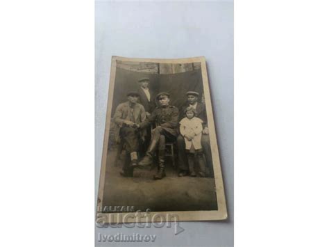 Снимка Офицер трима мъже и момиченце Стари снимки Изделия от хартия balkanauction