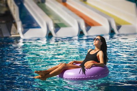 Mujer Morena Bonita En Bikini En La Piscina Imagen De Archivo Imagen De Piscina Manera