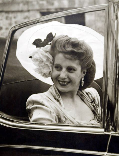 306,929 likes · 29,703 talking about this. Eva Perón en París: detalles de la gira diplomática de una ...