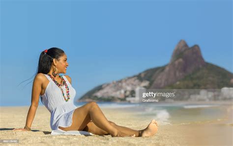 Femme Brésilienne Détente À La Plage Dipanema À Rio De Janeiro Brésil