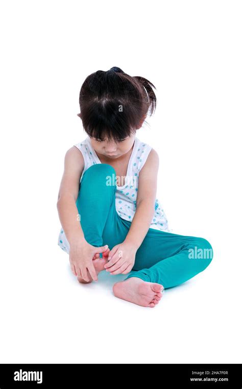 cuerpo entero de un niño asiático triste herido en la uña de pie derecha aislado sobre fondo