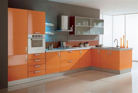 En españa se suele cocinar con el aceite de oliva y se come más el pescado que la carne, aunque también podemos comer la carne si es que es carne blanca y no tiene mucha grasa puede ser una naranja y un plátano. Cocinas en color naranja - Colores en Casa